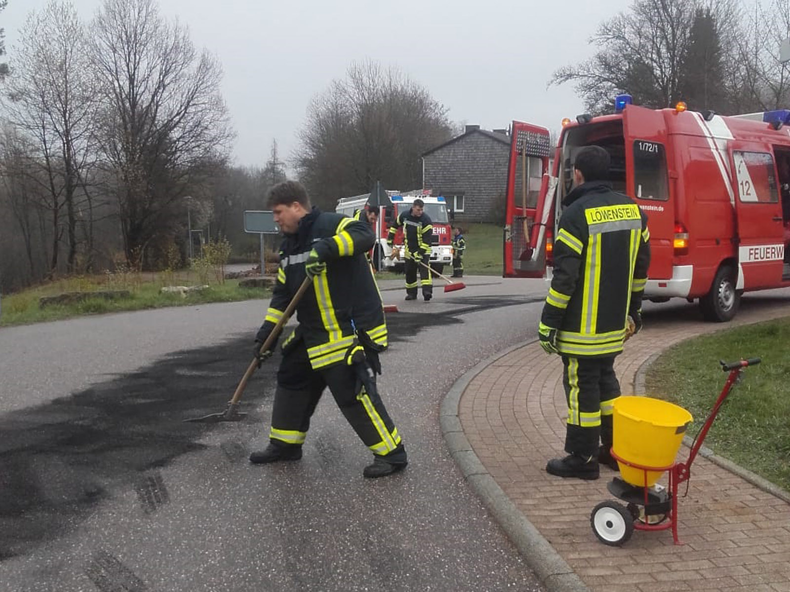Feuerwehr Löwenstein Ölspur beseitigen